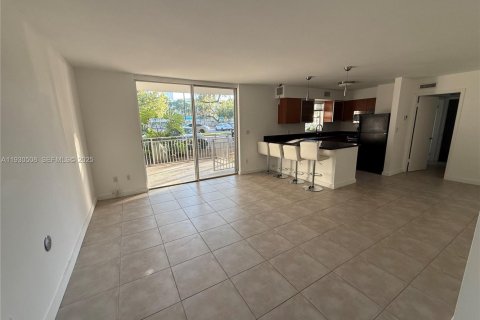 Condo in Miami, Florida, 1 bedroom  № 1991123 - photo 2