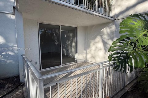 Condo in Miami, Florida, 1 bedroom  № 1991123 - photo 12
