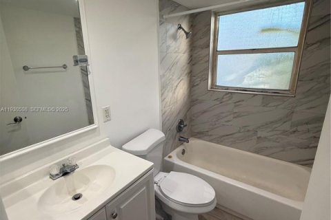 Condo in Miami, Florida, 1 bedroom  № 1991123 - photo 9