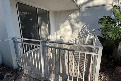 Condo in Miami, Florida, 1 bedroom  № 1991123 - photo 11