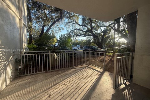 Condo in Miami, Florida, 1 bedroom  № 1991123 - photo 10