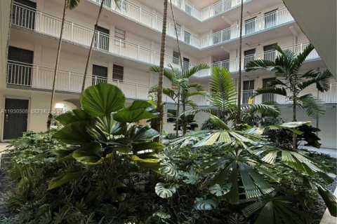 Condo in Miami, Florida, 1 bedroom  № 1991123 - photo 13