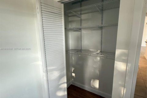 Condo in Miami, Florida, 1 bedroom  № 1991123 - photo 8