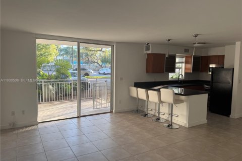 Condo in Miami, Florida, 1 bedroom  № 1991123 - photo 1