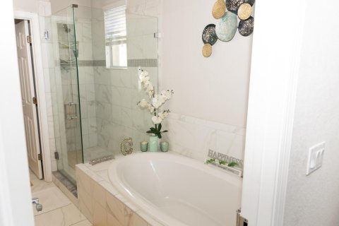 House in Port St. Lucie, Florida 4 bedrooms, 235.41 sq.m. № 2147206 - photo 9