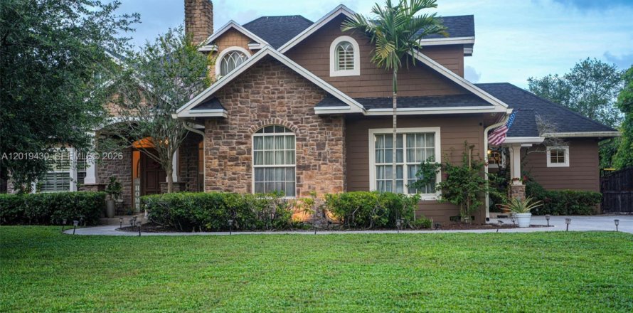 House in Davie, Florida 6 bedrooms, 332.22 sq.m. № 2172811
