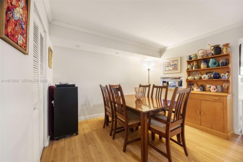 Townhouse in Miami, Florida 3 bedrooms, 124.67 sq.m. № 2041198 - photo 10