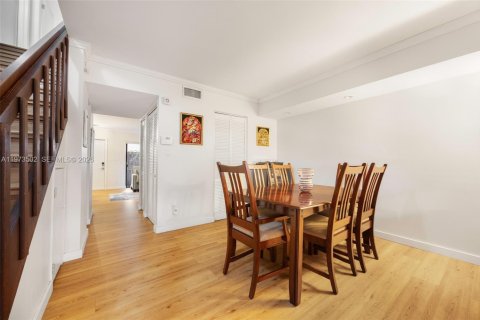 Townhouse in Miami, Florida 3 bedrooms, 124.67 sq.m. № 2041198 - photo 11