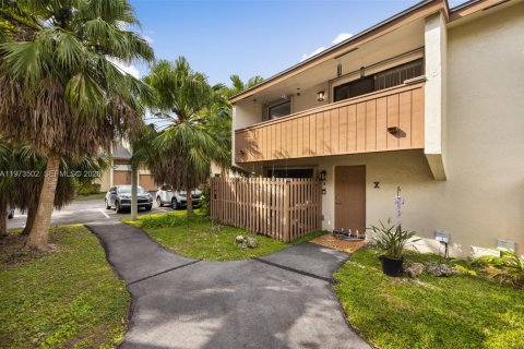 Townhouse in Miami, Florida 3 bedrooms, 124.67 sq.m. № 2041198 - photo 2