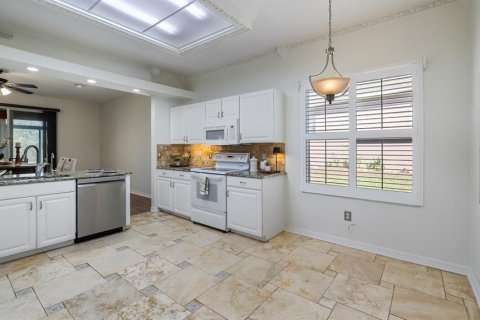 House in Clermont, Florida 2 bedrooms, 184.41 sq.m. № 2097832 - photo 9