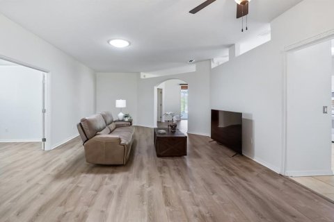 House in Clermont, Florida 2 bedrooms, 184.41 sq.m. № 2097832 - photo 7