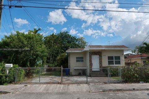 House in Miami, Florida 3 bedrooms, 129.69 sq.m. № 1858777 - photo 1