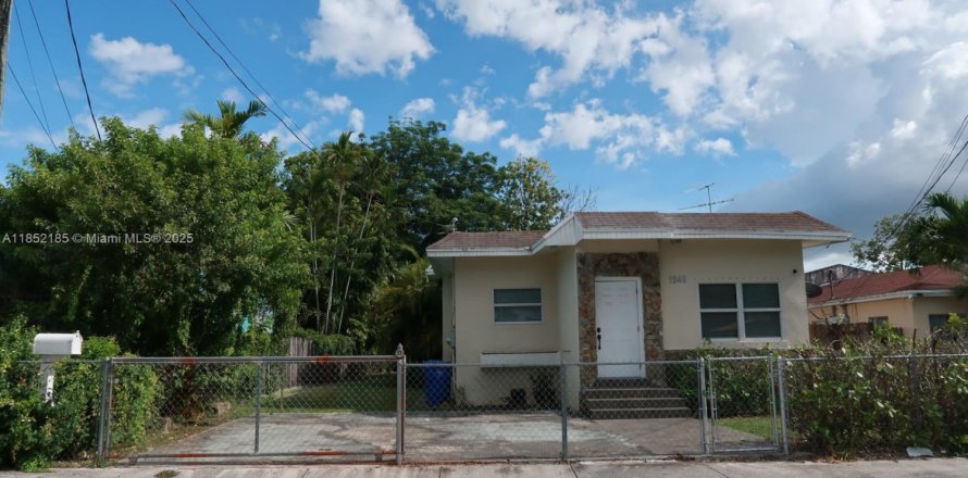 House in Miami, Florida 3 bedrooms, 129.69 sq.m. № 1858777
