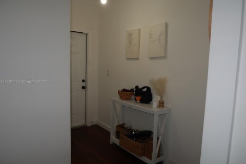 House in Miami, Florida 3 bedrooms, 129.69 sq.m. № 1858777 - photo 7