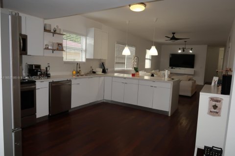 House in Miami, Florida 3 bedrooms, 129.69 sq.m. № 1858777 - photo 12