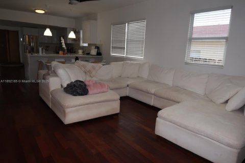 House in Miami, Florida 3 bedrooms, 129.69 sq.m. № 1858777 - photo 9