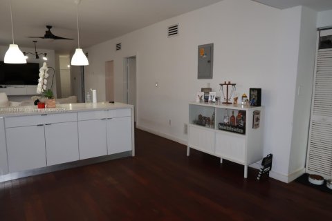 House in Miami, Florida 3 bedrooms, 129.69 sq.m. № 1858777 - photo 13