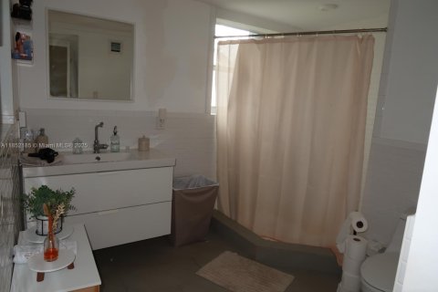 House in Miami, Florida 3 bedrooms, 129.69 sq.m. № 1858777 - photo 18