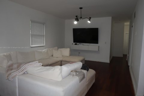 House in Miami, Florida 3 bedrooms, 129.69 sq.m. № 1858777 - photo 8