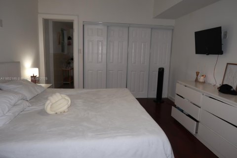 House in Miami, Florida 3 bedrooms, 129.69 sq.m. № 1858777 - photo 16