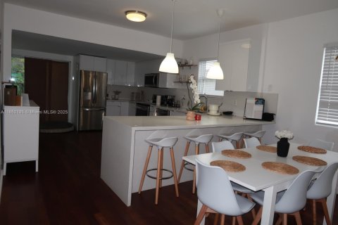 House in Miami, Florida 3 bedrooms, 129.69 sq.m. № 1858777 - photo 10
