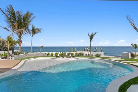 House in Saint Petersburg, Florida 3 bedrooms, 278.71 sq.m. № 2103395 - photo 3