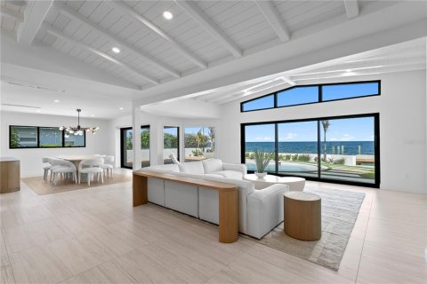 House in Saint Petersburg, Florida 3 bedrooms, 278.71 sq.m. № 2103395 - photo 10