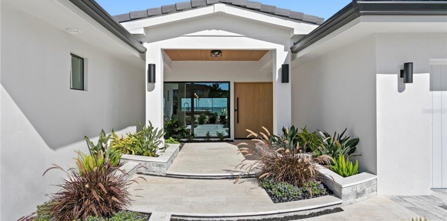 House in Saint Petersburg, Florida 3 bedrooms, 278.71 sq.m. № 2103395