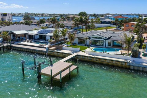 House in Saint Petersburg, Florida 3 bedrooms, 278.71 sq.m. № 2103395 - photo 6