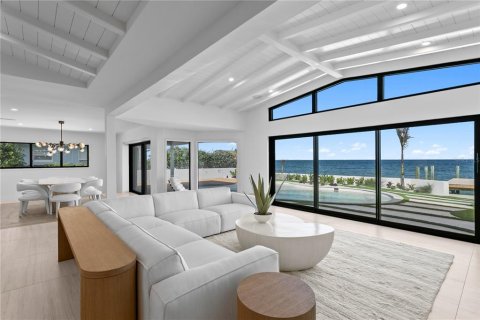 House in Saint Petersburg, Florida 3 bedrooms, 278.71 sq.m. № 2103395 - photo 12