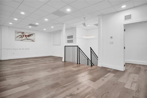 Commercial property in Miami, Florida № 1957869 - photo 13