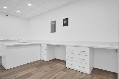 Commercial property in Miami, Florida № 1957869 - photo 16