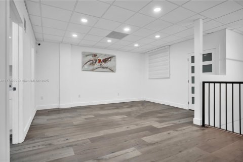 Commercial property in Miami, Florida № 1957869 - photo 12