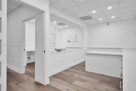 Commercial property in Miami, Florida № 1957869 - photo 15