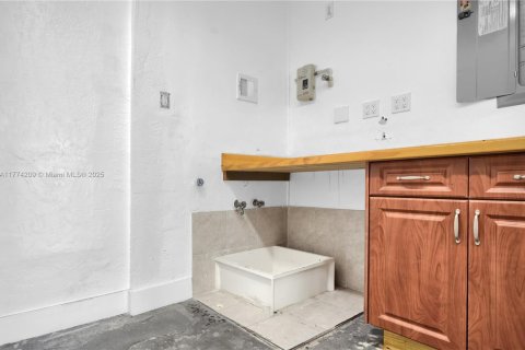 Commercial property in Miami, Florida № 1957869 - photo 5