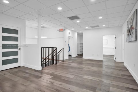 Commercial property in Miami, Florida № 1957869 - photo 11