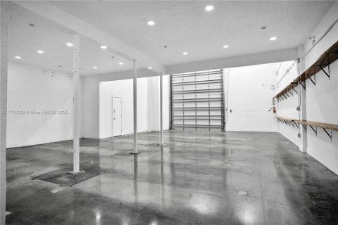 Commercial property in Miami, Florida № 1957869 - photo 7