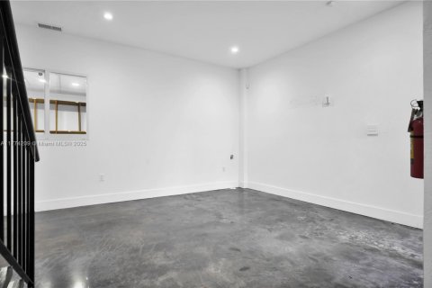 Commercial property in Miami, Florida № 1957869 - photo 8