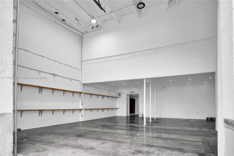 Commercial property in Miami, Florida № 1957869 - photo 3