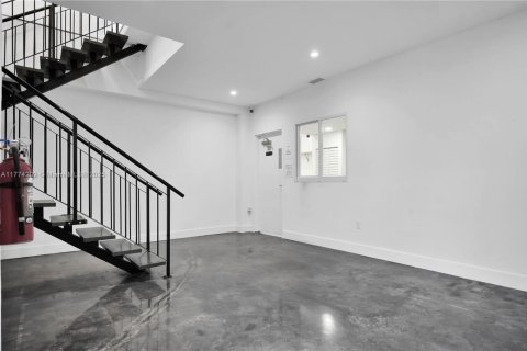 Commercial property in Miami, Florida № 1957869 - photo 9