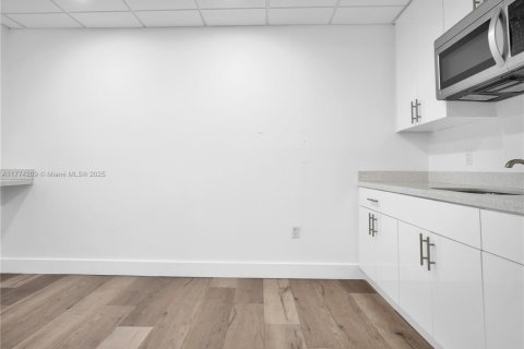 Commercial property in Miami, Florida № 1957869 - photo 2