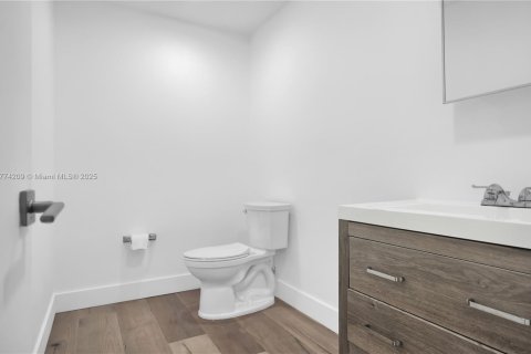 Commercial property in Miami, Florida № 1957869 - photo 14