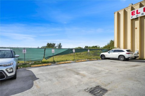 Commercial property in Miami, Florida № 1957869 - photo 22