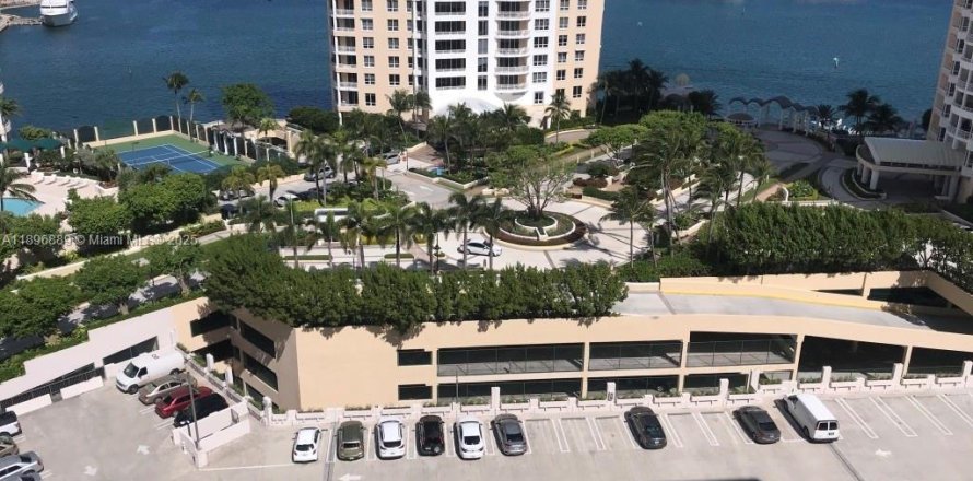 Condo in Miami, Florida, 1 bedroom № 1947855