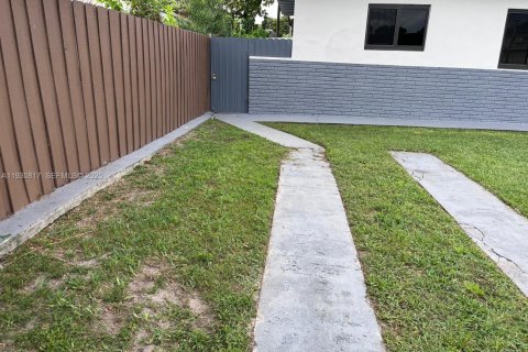 Propiedad comercial en alquiler en Miami, Florida, 1 dormitorio, 84.08 m2 № 1989515 - foto 2