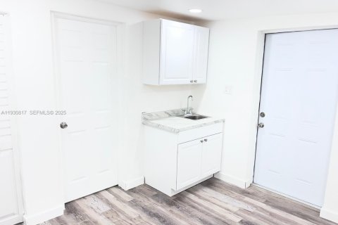 Propiedad comercial en alquiler en Miami, Florida, 1 dormitorio, 84.08 m2 № 1989515 - foto 8