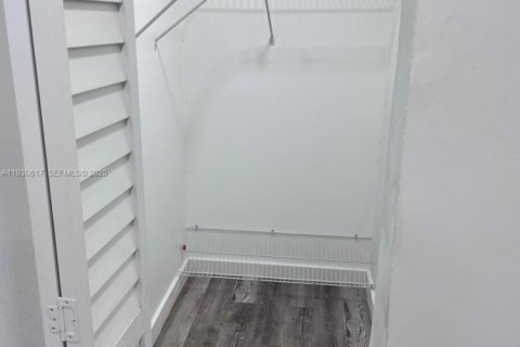 Propiedad comercial en alquiler en Miami, Florida, 1 dormitorio, 84.08 m2 № 1989515 - foto 9
