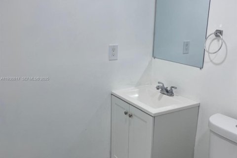 Propiedad comercial en alquiler en Miami, Florida, 1 dormitorio, 84.08 m2 № 1989515 - foto 10