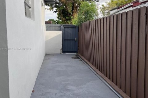 Propiedad comercial en alquiler en Miami, Florida, 1 dormitorio, 84.08 m2 № 1989515 - foto 4