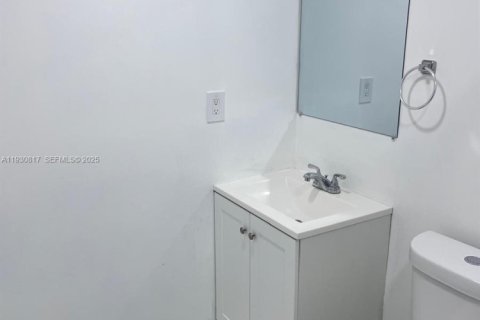 Propiedad comercial en alquiler en Miami, Florida, 1 dormitorio, 84.08 m2 № 1989515 - foto 12